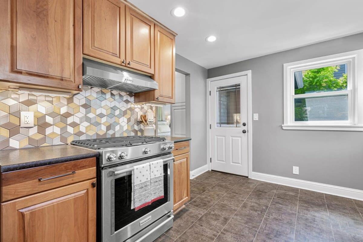 Queen Anne Charm Near Tech Hubs & Entertainment *