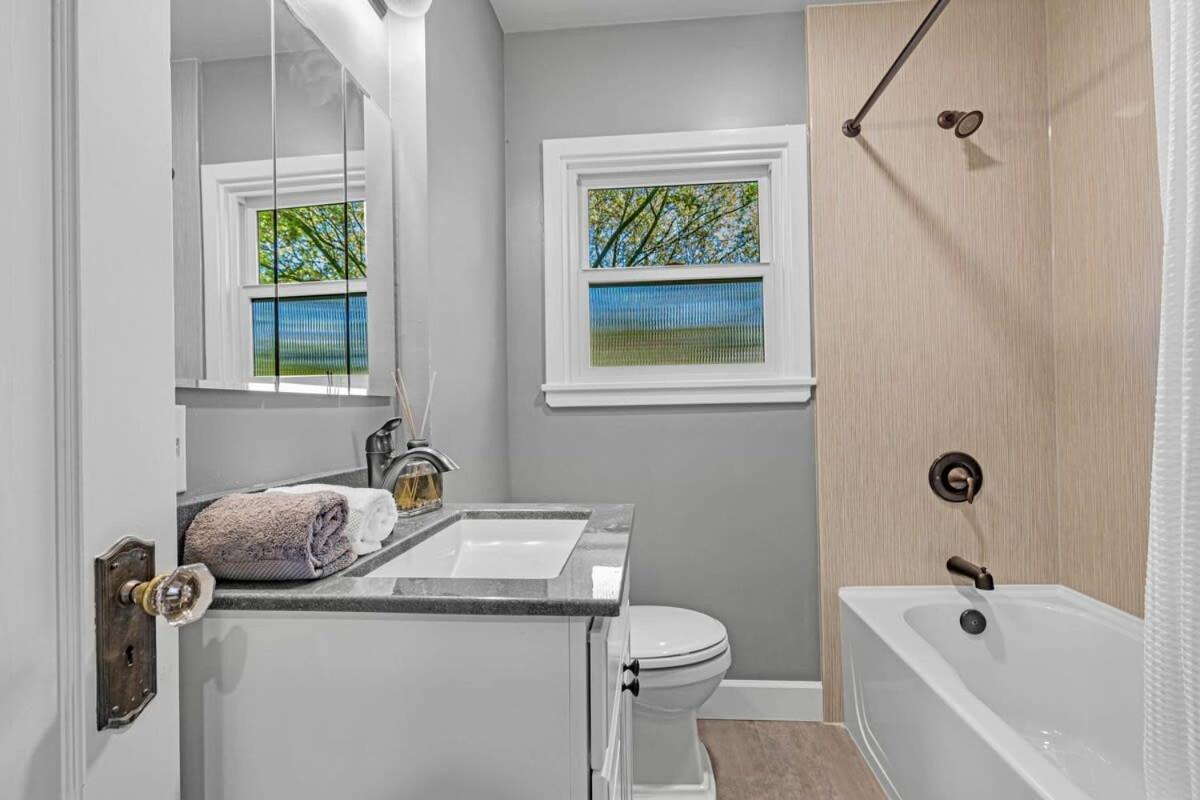 Queen Anne Charm Near Tech Hubs & Entertainment Holiday home
