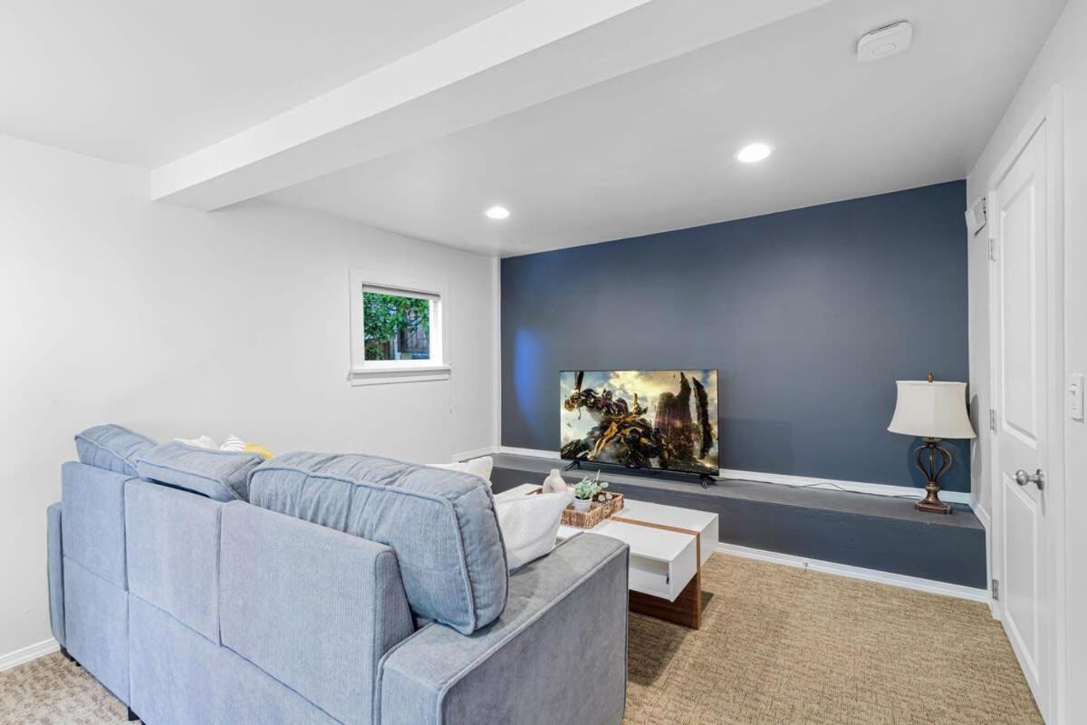 Queen Anne Charm Near Tech Hubs & Entertainment *