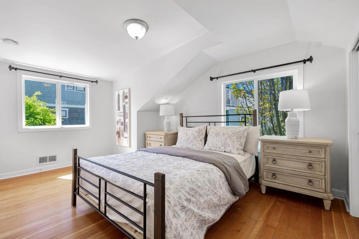 Queen Anne Charm Near Tech Hubs & Entertainment *